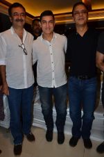 Aamir Khan, Vidhu Vinod Chopra, Anil Kapoor at the launch of Sagar Movietone in Khar Gymkhana, Mumbai on 11th Feb 2014 (58)_52fb1da811d01.JPG