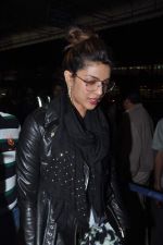 Priyanka Chopra snapped at airport in Mumbai on 12th Feb 2014 (24)_52fc6ed572ae0.JPG