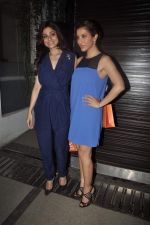 Shamita Shetty, Sophie Chaudhary at Simone Khan_s birthday bash in Sanjay Khan_s Residence, Mumbai on 12th Feb 2014 (144)_52fc705f729de.JPG