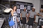 Shonali Nagrani at PizzaExpress Black and White Valentine_s Bash in Colaba Restaurant, Mumbai on 12th Feb 2014 (46)_52fc88f22c6eb.JPG