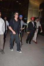 SRK leaves for Malaysia in Mumbai Airport on 13th Feb 2014 (4)_52fdf7a30fa44.JPG