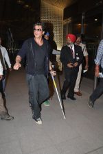 SRK leaves for Malaysia in Mumbai Airport on 13th Feb 2014 (7)_52fdf7a44d37c.JPG