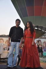 Farhan Akhtar and Vidya Balan on hot air balloon to promote Shaadi Ke Side Effects in Filmcity, Mumbai on 14th Feb 2014 (102)_52fede683f09b.JPG