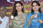 Raveena Tandon, Shaina NC at chai pe charcha event by shaina nc in Mumbai on 14th Feb 2014 (41)_52fed94384677.jpg