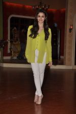 Alia Bhatt on the sets of Comedy Nights with Kapil in Mumbai on 16th Feb 2014 (82)_5301a71a251f5.JPG