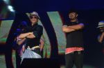 SRK and Yo Yo Honey Singh perform on Lungi Dance for Temptation Reloaded 2014 Malaysia1_53019b4473721.JPG
