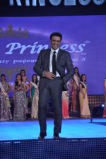 Govinda at Indian Princess finals in Juhu, Mumbai on 18th Feb 2014 (38)_530471f4e72cb.JPG