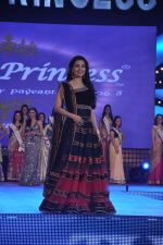 Juhi Chawla at Indian Princess finals in Juhu, Mumbai on 18th Feb 2014 (54)_530471ce52206.JPG