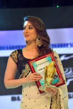 Kareena Kapoor at Asia Vision Awards in Dubai on 18th Feb 2014 (14)_5304492e2472b.jpg