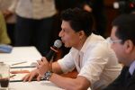 Shahrukh Khan at Living with KKR documentry on discovery Channel in Mumbai on 20th Feb 2014 (60)_530619a080209.jpg