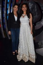 Madhuri Dixit, Juhi Chawla on the sets of Boogie Woogie in Mumbai on 20th Feb 2014 (62)_5306f33bcc89a.JPG