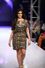 Koel Mallick walks for Rocky S on day 2 of Bengal Fashion Week on 22nd Feb 2014 (64)_5309f614715a3.jpg