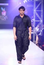 Mahaakshay Chakraborty walk for designer Manoviraj Kosla in the Grand Finale of Bengal Fashion Week 2014 on 24th Feb 2014 (10)_530c259d00d54.jpg