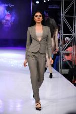 Model walk the ramp for Aslam Khan at Bengal Fashion Week on 23rd Feb 2014 (33)_530c9f0bc02a6.jpg
