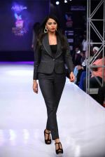 Model walk the ramp for Aslam Khan at Bengal Fashion Week on 23rd Feb 2014 (34)_530c9f0c2608d.jpg