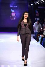 Model walk the ramp for Aslam Khan at Bengal Fashion Week on 23rd Feb 2014 (36)_530c9f0d3b32a.jpg