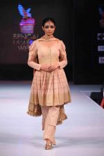 Model walk the ramp for Mona Pali at Bengal Fashion Week on 23rd Feb 2014 (14)_530c9f107cddc.jpg