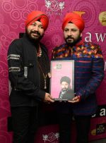 Jasveer  Singh with Daler mehandi at the launch of Jawani Express Album in Mumbai on 25th Feb 2014(3)_530dce5ef03ed.jpg