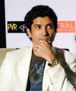 Farhan Akhtar at Shaadi Ke Side Effects promotions in Delhi on 26th Feb 2014 (24)_530ea7da05799.jpg