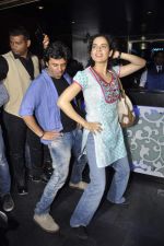 Kangana Ranaut, Vikas Bahl goes clubbing to promote Queen in Mumbai on 1st March 2014 (95)_5312a2a939cf0.JPG