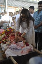 Juhi Chawla at Bolly Chawla_s funeral in Walkeshwar, Mumbai on 9th March 2014 (59)_531da1df0b94e.JPG