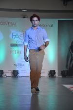 Model at central fashion show in Mumbai on 9th March 2014 (19)_531da4ce3d1d0.JPG