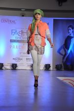 Model at central fashion show in Mumbai on 9th March 2014 (45)_531da4e38be61.JPG
