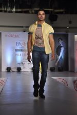 Model at central fashion show in Mumbai on 9th March 2014 (76)_531da4f4ce11c.JPG