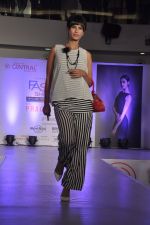 Model at central fashion show in Mumbai on 9th March 2014 (79)_531da4f5db2b3.JPG