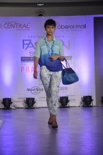 Model at central fashion show in Mumbai on 9th March 2014 (84)_531da4f79c5ac.JPG