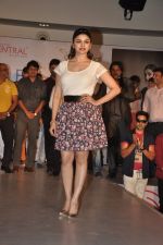 Prachi Desai at central fashion show in Mumbai on 9th March 2014 (14)_531da4f54045c.JPG
