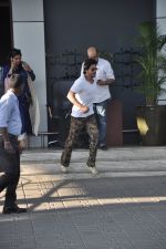 Shahrukh Khan return from KochiDayain Music Launch in Mumbai on 9th March 2014 (22)_531da4a1c584f.JPG