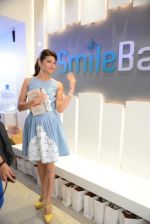 Jacqueline Fernandez launches smile bar in Mumbai on 11th March 2014 (42)_531fbdf3d59a7.jpg