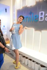 Jacqueline Fernandez launches smile bar in Mumbai on 11th March 2014 (43)_531fbdf424089.jpg