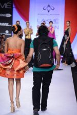 Model walk for Swapnil Shinde Show at LFW 2014 Day 3 in Grand Hyatt, Mumbai on 14th March 2014 (162)_5322e3ecaec0e.JPG