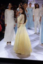 Dia Mirza walk for Anita Dongre Show at LFW 2014 Day 3 in Grand Hyatt, Mumbai on 14th March 2014 (135)_532438bc521d8.JPG