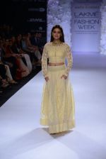 Dia Mirza walk for Anita Dongre Show at LFW 2014 Day 3 in Grand Hyatt, Mumbai on 14th March 2014 (32)_532438b6d112a.JPG