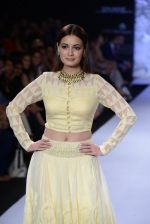 Dia Mirza walk for Anita Dongre Show at LFW 2014 Day 3 in Grand Hyatt, Mumbai on 14th March 2014 (35)_532438b80a237.JPG
