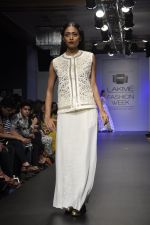 Model walk for Arman and Aiman Show at LFW 2014 Day 3 in Grand Hyatt, Mumbai on 14th March 2014 (26)_53242e87219e0.JPG
