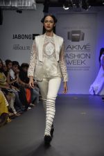 Model walk for Arman and Aiman Show at LFW 2014 Day 3 in Grand Hyatt, Mumbai on 14th March 2014 (81)_53242e9e43fa5.JPG