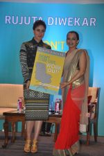Kareena Kapoor at Rujuta Diwekar_s book launch in Mumbai on 15th March 2014 (33)_53251595b33a8.JPG