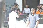 Abhishek Bachchan, Aishwarya Rai Bachchan arrive from Delhi post Holi celebrations in Mumbai on 18th March 2014 (5)_532923e50657c.JPG