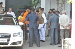 Amitabh Bachchan arrive from Delhi post Holi celebrations in Mumbai on 18th March 2014 (14)_532923f2799f8.JPG