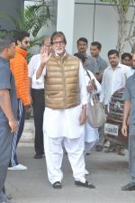 Amitabh Bachchan arrive from Delhi post Holi celebrations in Mumbai on 18th March 2014 (21)_532923f616b36.JPG