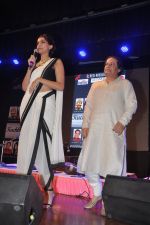 Sonam Kapoor, Anup Jalota at the launch of Kuch Dil Ne Kaha Ghazal Album in Mumbai on 18th March 2014 (21)_53292457962bb.JPG