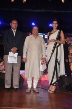 Sonam Kapoor, Anup Jalota at the launch of Kuch Dil Ne Kaha Ghazal Album in Mumbai on 18th March 2014 (41)_53292423cbb8b.JPG