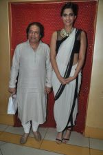 Sonam Kapoor, Anup Jalota at the launch of Kuch Dil Ne Kaha Ghazal Album in Mumbai on 18th March 2014 (54)_5329245befd2e.JPG