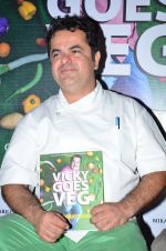 Vicky Ratnani at the launch of chef Vicky Ratnani_s book in Nido, Mumbai on 20th March 2014 (54)_532c2c31668a5.JPG
