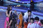 Varun Dhawan and Ileana DCruz on the sets of Lil Masters on Zee in Famous, Mumbai on 25th March 2014 (100)_5332bf9d736f3.JPG
