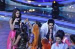 Varun Dhawan and Ileana DCruz on the sets of Lil Masters on Zee in Famous, Mumbai on 25th March 2014 (101)_5332c004aa789.JPG